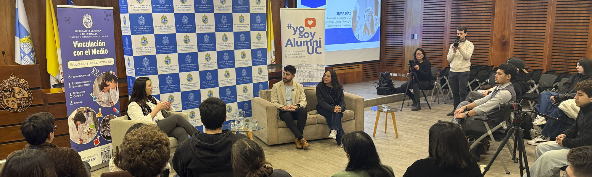 Panel de discusión sobre la relación activa entre la facultad y la comunidad.