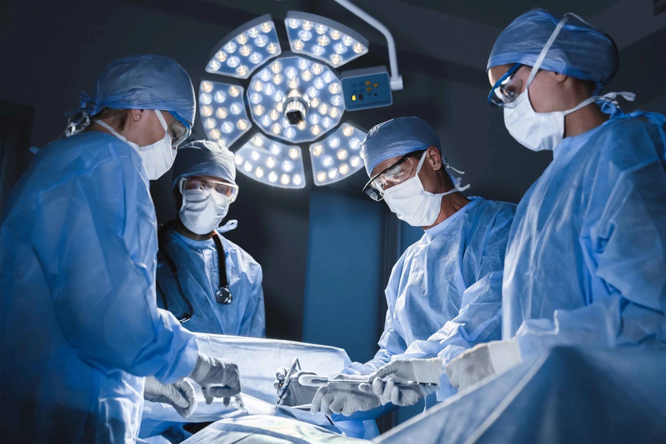 equipo quirúrgico trabajando en una sala de operaciones